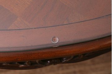 ヴィンテージ家具　格納天板付き　パーケット天板や彫りがおしゃれなアメリカ製のアクセントテーブル(ビンテージ)(R-040104)