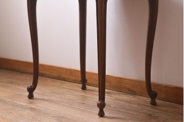 ヴィンテージ家具　格納天板付き　パーケット天板や彫りがおしゃれなアメリカ製のアクセントテーブル(ビンテージ)(R-040104)