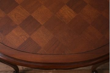 ヴィンテージ家具　格納天板付き　パーケット天板や彫りがおしゃれなアメリカ製のアクセントテーブル(ビンテージ)(R-040104)