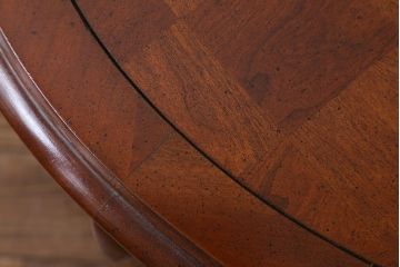 ヴィンテージ家具　格納天板付き　パーケット天板や彫りがおしゃれなアメリカ製のアクセントテーブル(ビンテージ)(R-040104)