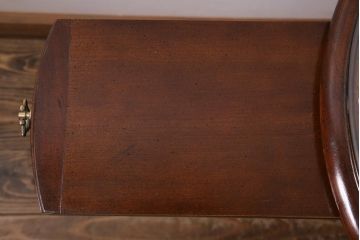 ヴィンテージ家具　格納天板付き　パーケット天板や彫りがおしゃれなアメリカ製のアクセントテーブル(ビンテージ)(R-040104)