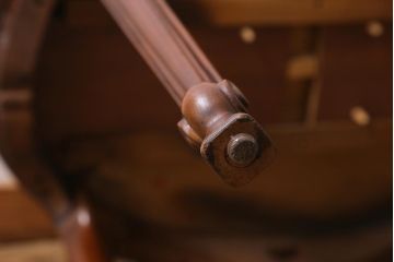 ヴィンテージ家具　格納天板付き　パーケット天板や彫りがおしゃれなアメリカ製のアクセントテーブル(ビンテージ)(R-040104)