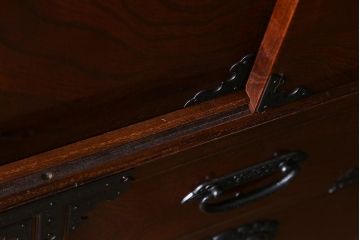 中古　国産民芸家具　力強い木目が目を引く衣装箪笥(重ね箪笥、引き出し、収納棚)(R-040107)