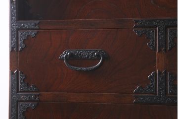 中古　国産民芸家具　力強い木目が目を引く衣装箪笥(重ね箪笥、引き出し、収納棚)(R-040107)