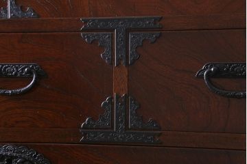 中古　国産民芸家具　力強い木目が目を引く衣装箪笥(重ね箪笥、引き出し、収納棚)(R-040107)