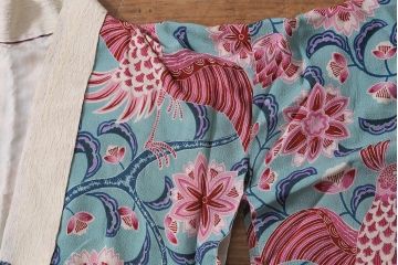 アンティーク雑貨　大正昭和初期　花鳥図　縮緬(ちりめん)長襦袢(古布正絹)(R-040129)