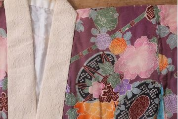 アンティーク雑貨　大正昭和初期　和楽器に花模様　縮緬(ちりめん)長襦袢(正絹古布)(R-040130)