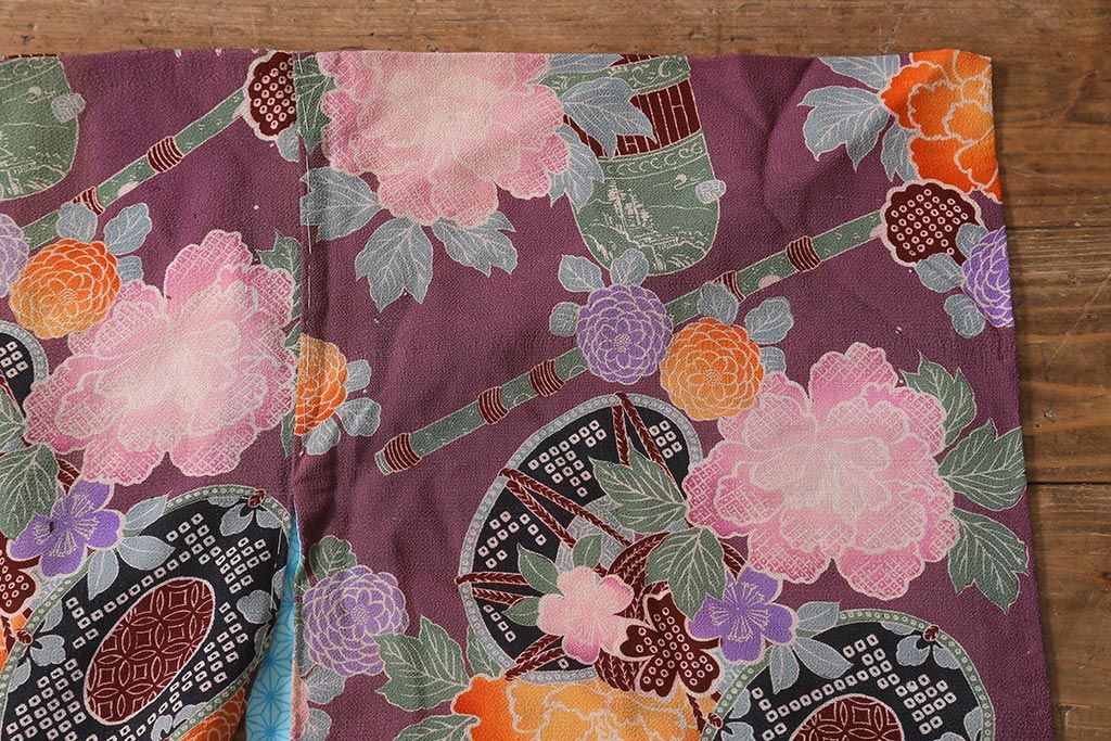 アンティーク雑貨　大正昭和初期　和楽器に花模様　縮緬(ちりめん)長襦袢(正絹古布)(R-040130)
