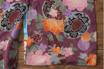 アンティーク雑貨　大正昭和初期　和楽器に花模様　縮緬(ちりめん)長襦袢(正絹古布)(R-040130)