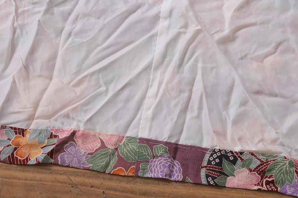 アンティーク雑貨　大正昭和初期　和楽器に花模様　縮緬(ちりめん)長襦袢(正絹古布)(R-040130)