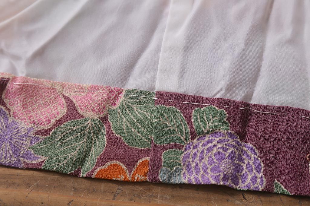 アンティーク雑貨　大正昭和初期　和楽器に花模様　縮緬(ちりめん)長襦袢(正絹古布)(R-040130)