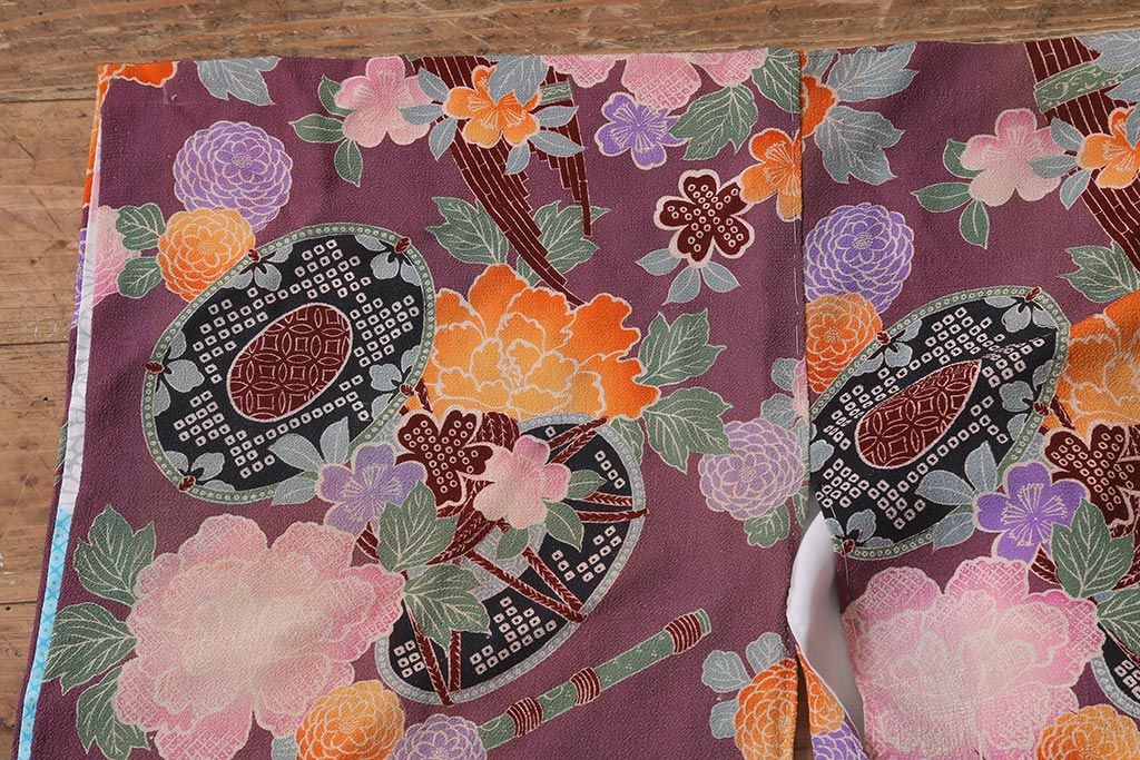 アンティーク雑貨　大正昭和初期　和楽器に花模様　縮緬(ちりめん)長襦袢(正絹古布)(R-040130)