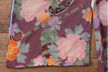 アンティーク雑貨　大正昭和初期　和楽器に花模様　縮緬(ちりめん)長襦袢(正絹古布)(R-040130)