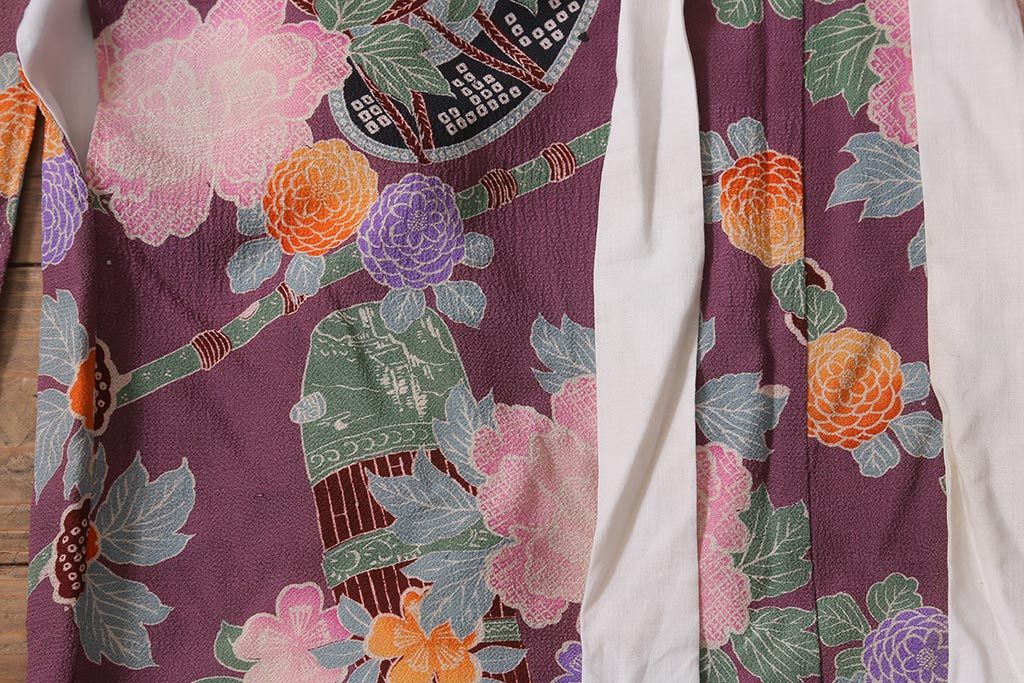 アンティーク雑貨　大正昭和初期　和楽器に花模様　縮緬(ちりめん)長襦袢(正絹古布)(R-040130)