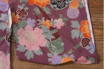 アンティーク雑貨　大正昭和初期　和楽器に花模様　縮緬(ちりめん)長襦袢(正絹古布)(R-040130)