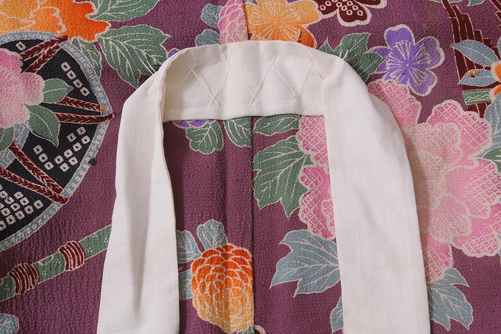 アンティーク雑貨　大正昭和初期　和楽器に花模様　縮緬(ちりめん)長襦袢(正絹古布)(R-040130)