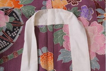 アンティーク雑貨　大正昭和初期　和楽器に花模様　縮緬(ちりめん)長襦袢(正絹古布)(R-040130)