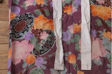 アンティーク雑貨　大正昭和初期　和楽器に花模様　縮緬(ちりめん)長襦袢(正絹古布)(R-040130)