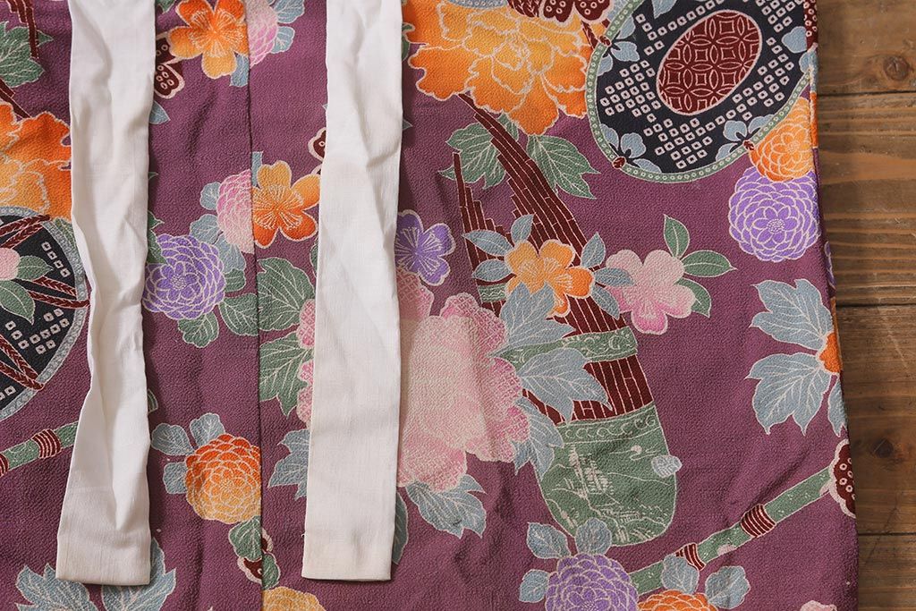 アンティーク雑貨　大正昭和初期　和楽器に花模様　縮緬(ちりめん)長襦袢(正絹古布)(R-040130)