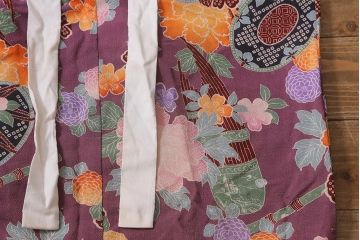 アンティーク雑貨　大正昭和初期　和楽器に花模様　縮緬(ちりめん)長襦袢(正絹古布)(R-040130)