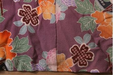 アンティーク雑貨　大正昭和初期　和楽器に花模様　縮緬(ちりめん)長襦袢(正絹古布)(R-040130)