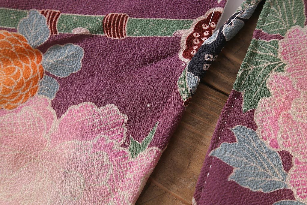 アンティーク雑貨　大正昭和初期　和楽器に花模様　縮緬(ちりめん)長襦袢(正絹古布)(R-040130)