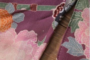 アンティーク雑貨　大正昭和初期　和楽器に花模様　縮緬(ちりめん)長襦袢(正絹古布)(R-040130)