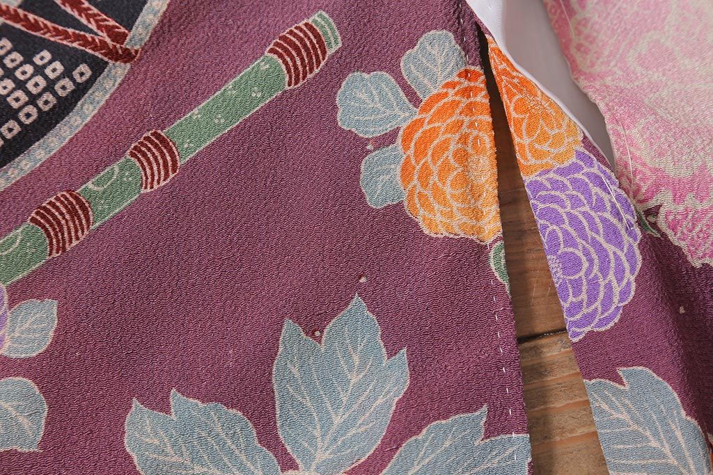 アンティーク雑貨　大正昭和初期　和楽器に花模様　縮緬(ちりめん)長襦袢(正絹古布)(R-040130)