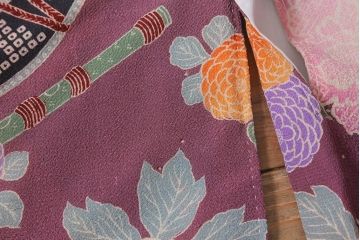 アンティーク雑貨　大正昭和初期　和楽器に花模様　縮緬(ちりめん)長襦袢(正絹古布)(R-040130)