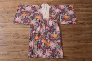 アンティーク雑貨　大正昭和初期　和楽器に花模様　縮緬(ちりめん)長襦袢(正絹古布)(R-040130)