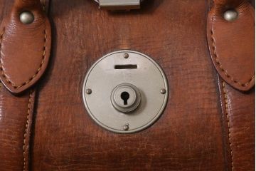 ヴィンテージ雑貨　本革(レザー)　ボストンバッグ(旅行鞄、トラベルバッグ、カバン、ビンテージ)(R-040133)