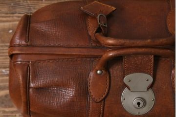 ヴィンテージ雑貨　本革(レザー)　ボストンバッグ(旅行鞄、トラベルバッグ、カバン、ビンテージ)(R-040133)