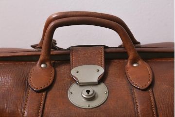 ヴィンテージ雑貨　本革(レザー)　ボストンバッグ(旅行鞄、トラベルバッグ、カバン、ビンテージ)(R-040133)