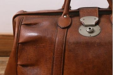 ヴィンテージ雑貨　本革(レザー)　ボストンバッグ(旅行鞄、トラベルバッグ、カバン、ビンテージ)(R-040133)