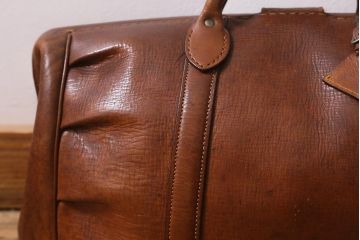 ヴィンテージ雑貨　本革(レザー)　ボストンバッグ(旅行鞄、トラベルバッグ、カバン、ビンテージ)(R-040133)