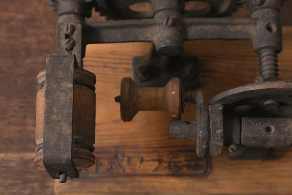 ジャンク品　アンティーク雑貨　古民具　池下式　ワラ巻器(藁巻き機)(R-040135)