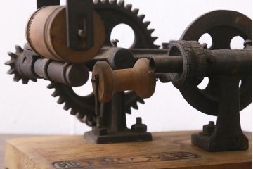 ジャンク品　アンティーク雑貨　古民具　池下式　ワラ巻器(藁巻き機)(R-040135)