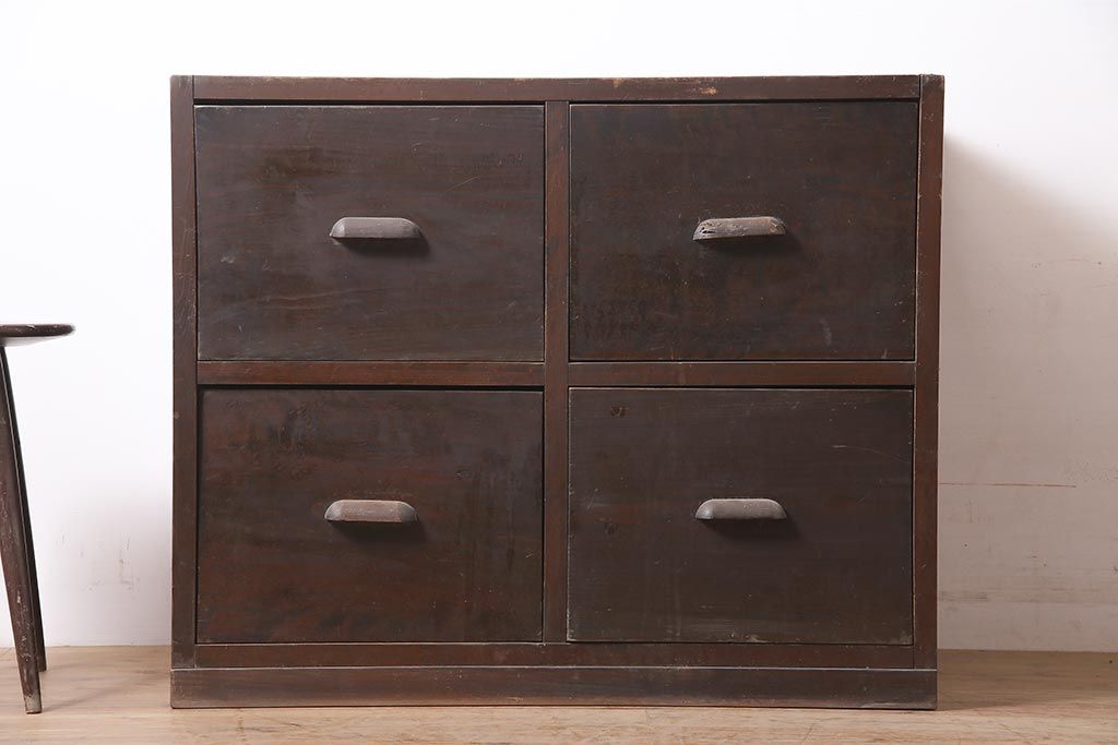アンティーク家具　昭和中期　レトロ　大きめの引き出しが便利なチェスト(引き出し4杯)(R-040147)