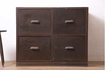 アンティーク家具　昭和中期　レトロ　大きめの引き出しが便利なチェスト(引き出し4杯)(R-040147)