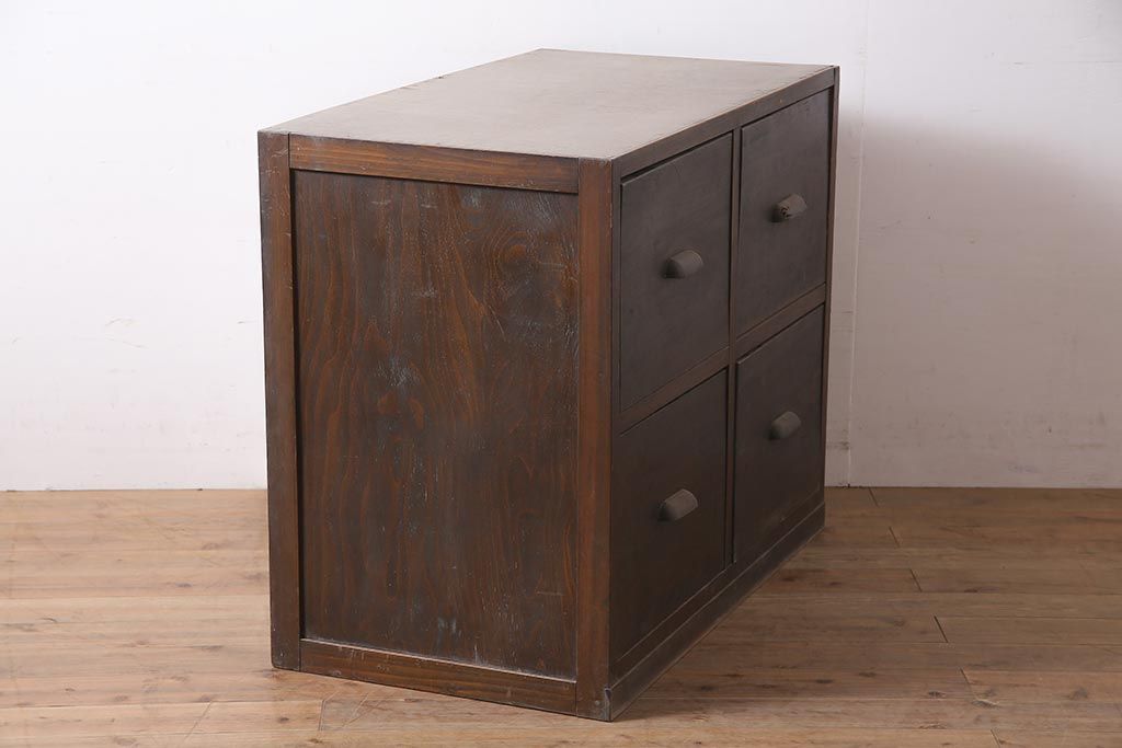 アンティーク家具　昭和中期　レトロ　大きめの引き出しが便利なチェスト(引き出し4杯)(R-040147)