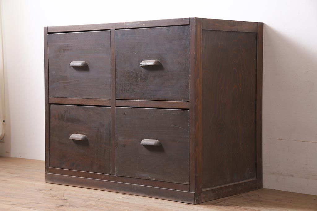 アンティーク家具　昭和中期　レトロ　大きめの引き出しが便利なチェスト(引き出し4杯)(R-040147)