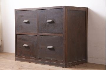 アンティーク家具　昭和中期　レトロ　大きめの引き出しが便利なチェスト(引き出し4杯)(R-040147)