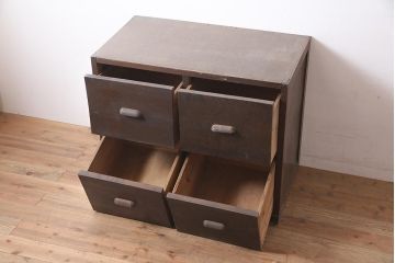アンティーク家具　昭和中期　レトロ　大きめの引き出しが便利なチェスト(引き出し4杯)(R-040147)