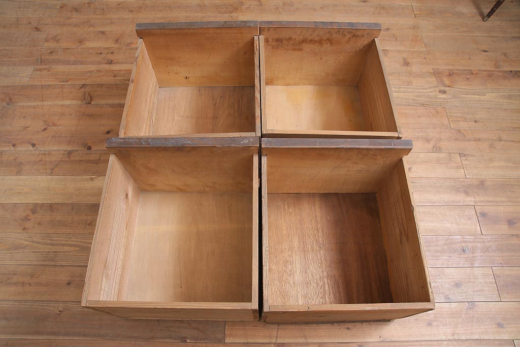 アンティーク家具　昭和中期　レトロ　大きめの引き出しが便利なチェスト(引き出し4杯)(R-040147)