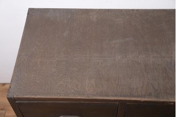 アンティーク家具　昭和中期　レトロ　大きめの引き出しが便利なチェスト(引き出し4杯)(R-040147)