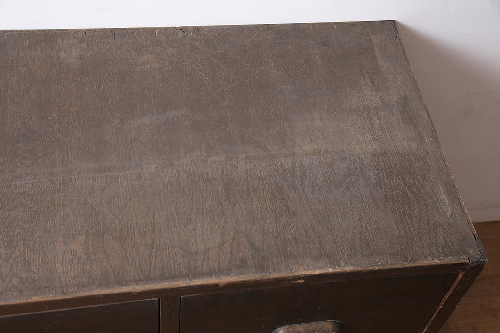 アンティーク家具　昭和中期　レトロ　大きめの引き出しが便利なチェスト(引き出し4杯)(R-040147)