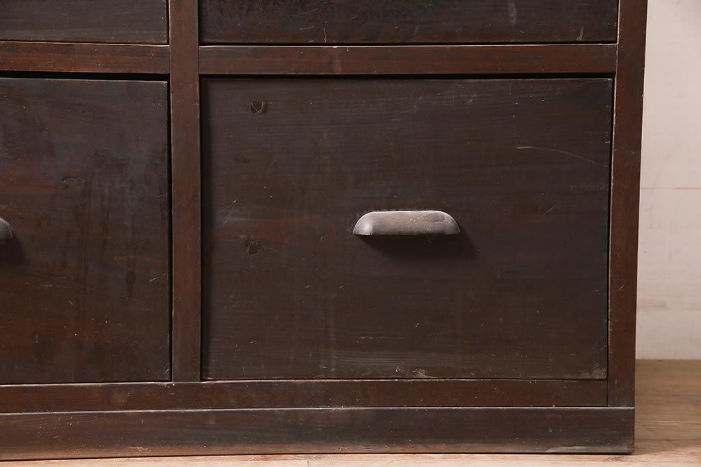 アンティーク家具　昭和中期　レトロ　大きめの引き出しが便利なチェスト(引き出し4杯)(R-040147)