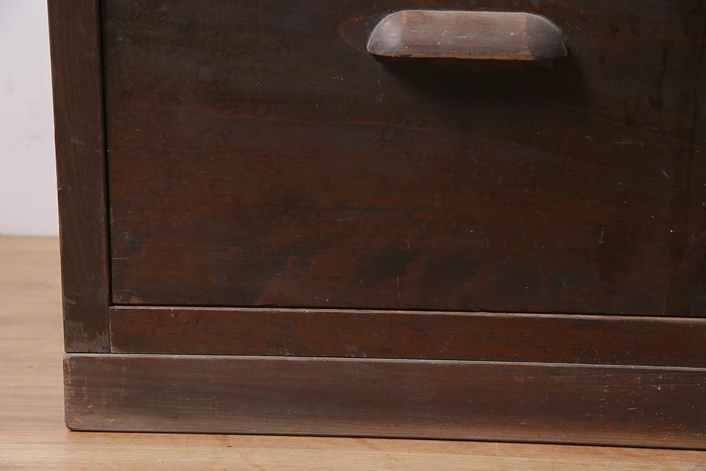 アンティーク家具　昭和中期　レトロ　大きめの引き出しが便利なチェスト(引き出し4杯)(R-040147)