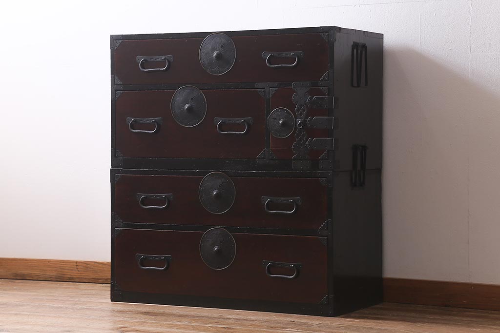 アンティーク家具　前面ケヤキ材　桜丸金具　漆塗りが上品な印象を与える会津箪笥(重ね箪笥、衣装箪笥)(R-040158)