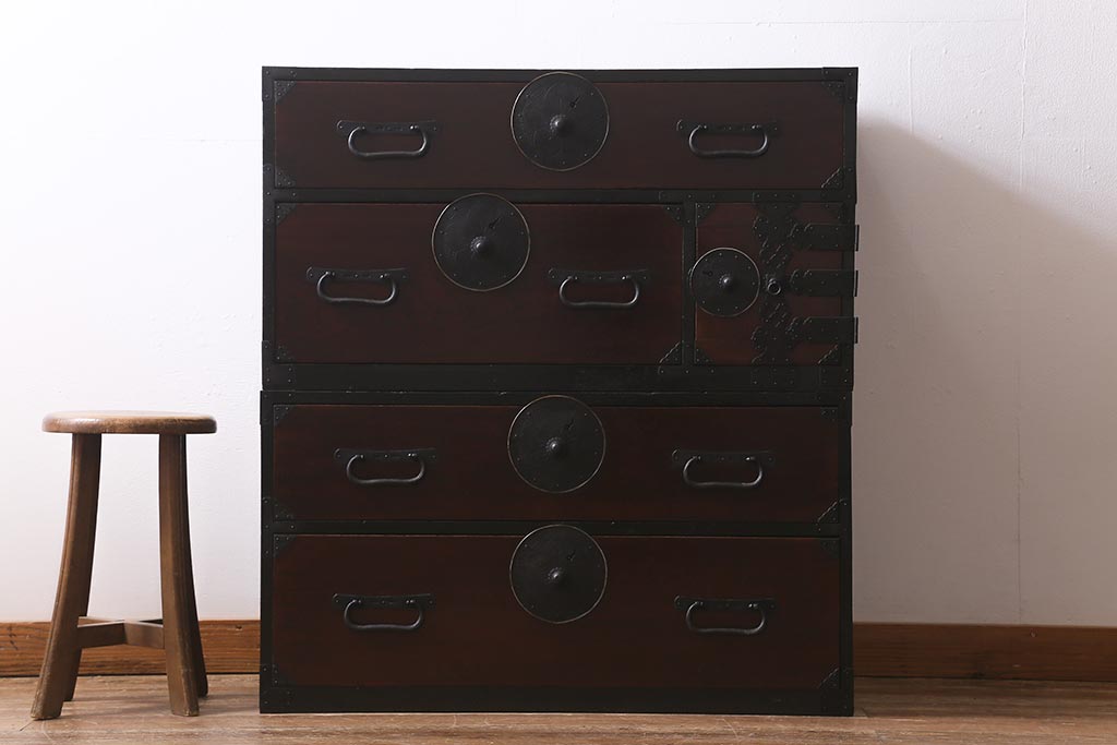 アンティーク家具　前面ケヤキ材　桜丸金具　漆塗りが上品な印象を与える会津箪笥(重ね箪笥、衣装箪笥)(R-040158)